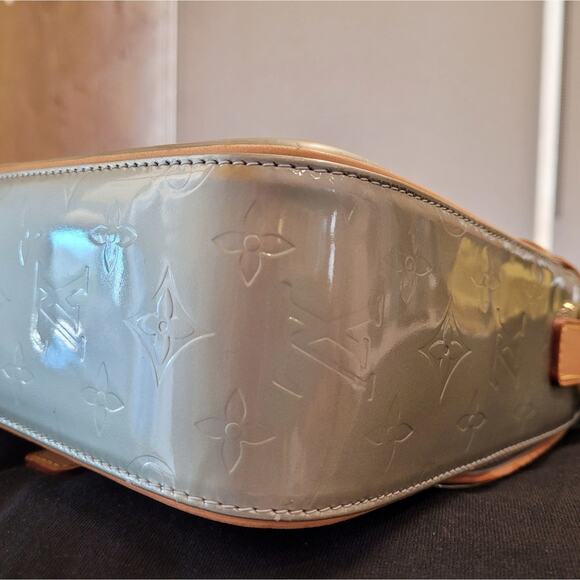 LOUIS VUITTON Never Used w/ Tag Monogram Vernis Christie GM in Silver Crossbody - Picture 11 of 15